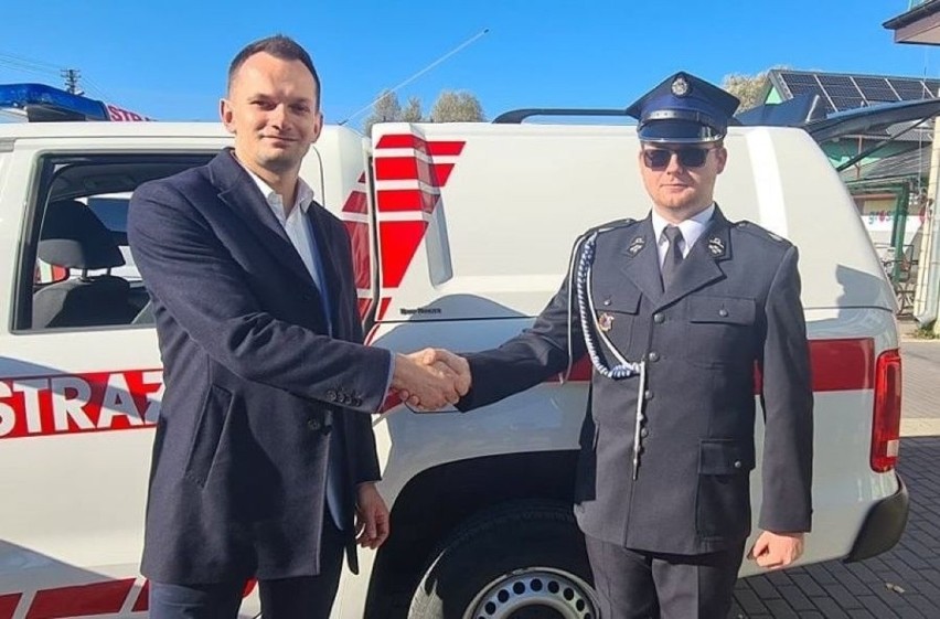 Nowy samochód terenowy trafił do Ochotniczej Straży Pożarnej w Gołębiu