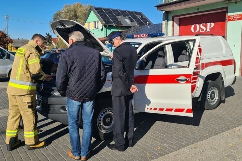 Nowy samochód terenowy trafił do Ochotniczej Straży Pożarnej w Gołębiu