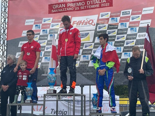 Podium Motorowodnych Mistrzostw Świata w klasie OSY400 w San Nazarro (Włochy)
1. Jakub Rochowiak (Polska, WKS Zegrze)
2. Cezary Strumnik (Polska, UKS Przygoda Chodzież)
3. Luca Finotti (Włochy)