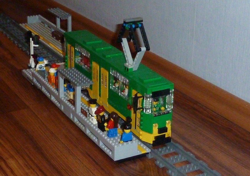 Mateusz Wawrowski stworzył z klocków Lego model tramwaju...