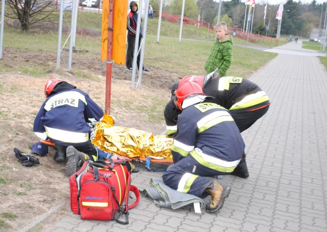 Strażacy udzielają pomocy nieprzytomnemu mężczyźnie