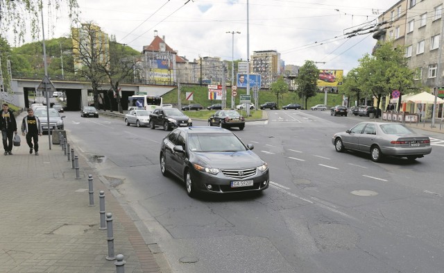 Skrzyżowanie ulic 10 Lutego i Podjazd przy dworcu kolejowym Gdynia Główna jest wyjątkowo niebezpieczne. Nadal jednak nie może doczekać się remontu