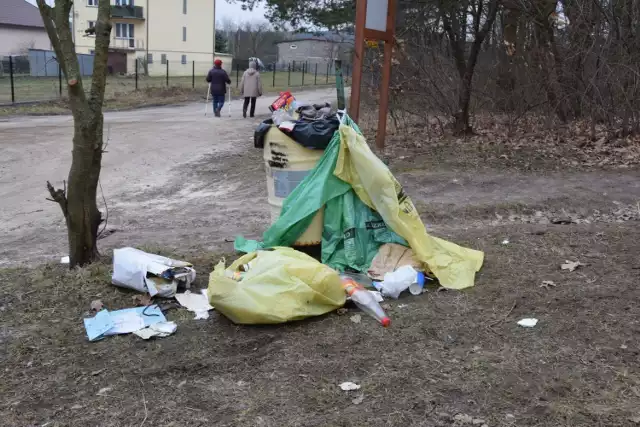 Przepełnione  kosze i sterty śmieci  wokół nich - tak wygląda ulica Grabina w Kielcach, przy której znajduje się pomnik smoleński i jest oblegana przez space