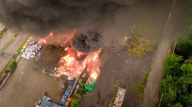 Groźny pożar w Żarowie. Palą się beczki z chemikaliami