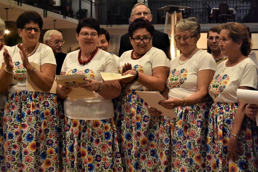 Wielkie świętowanie Klubu Seniora z Łużnej. Babcie wyszły z apelem do młodych: używaj dziewczyno, póki żeś młoda!