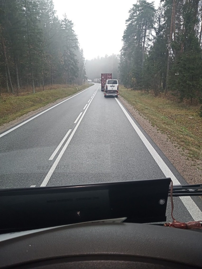 Zaścianek. Zderzenie samochodu osobowego z lawetą na DK8. Dwie ofiary śmiertelne. Droga całkowicie zablokowana