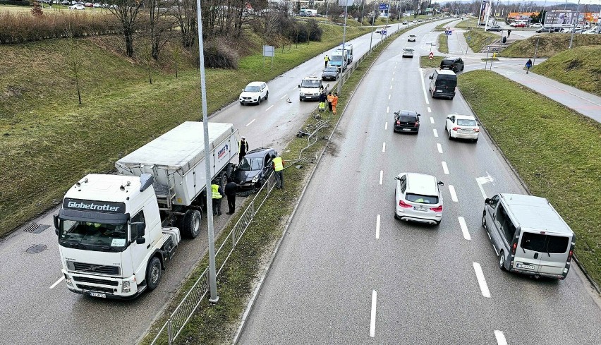 Zderzenie osobówki z ciężarówką na ulicy Radomskiej w Kielcach. Jedna osoba w szpitalu