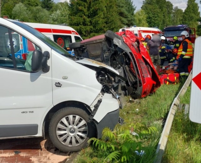 Do wypadku doszło na DW 977 między Tarnowem a Tuchowem. Pięć osób zostało przewiezionych do szpitala.