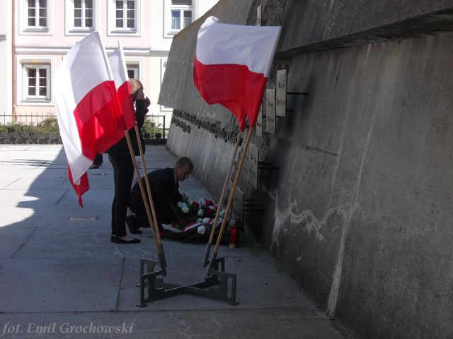 Rocznica mordu na polskich patriotach. Uczestnicy uroczystości - zastępca Prezydenta Roman Siemiątkowski, uczniowie Zespołu Szkół Ekonomiczno-Kupieckich oraz kombatanci - złożyli kwiaty i znicze na placu 13 Straconych. Odmówiono również modlitwę za ofiary egzekucji - 13 płocczan, którzy przed 72 laty zostali brutalnie zabici, a ich ciała przewiezione na Cmentarz Żydowski.