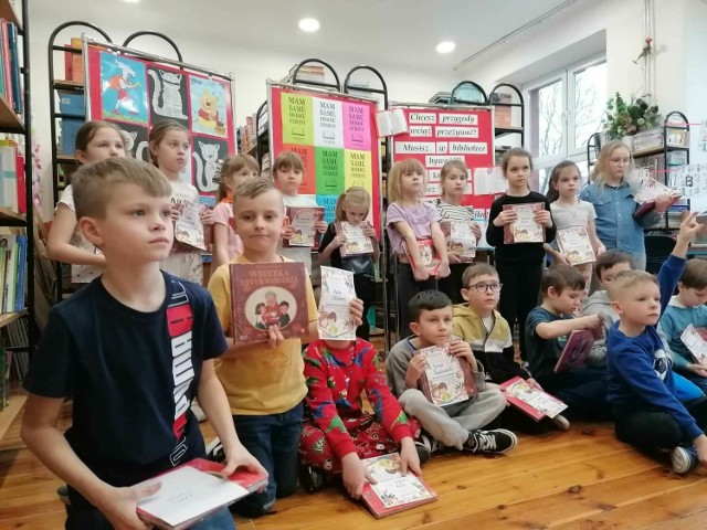 Klasa 1 c jest już częścią społeczności biblioteki szkolnej w kazimierskiej "jedynce". Uczniowie dostali z tej okazji pamiątkowe dyplomy oraz wyprawki czytelnicze.