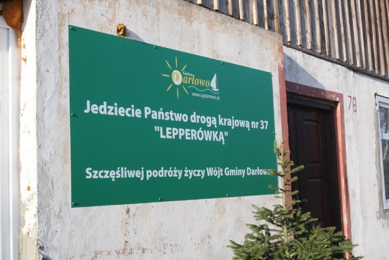 Jedna z tablic została zamontowana na budynku w Słowinie...