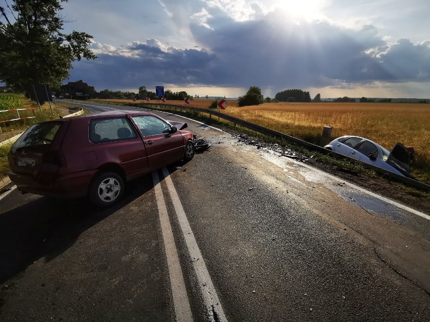 Wypadek w Zdunach. Trzy osoby poszkodowane. Krajówka była zablokowana [AKTUALIZACJA I NOWE ZDJĘCIA]