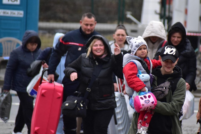 Uchodźcy z Ukrainy na przejściu granicznym w Krościenku.