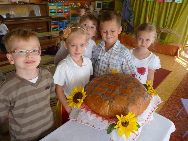 29 września w Publicznym Przedszkolu nr 1 w Radomsku odbyła się uroczystość dożynkowa ph. &#8222;Plony, niesiemy plony...".