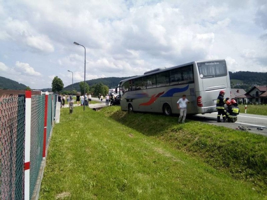 Na DK 75 zderzyły się samochód osobowy i kursowy autobus