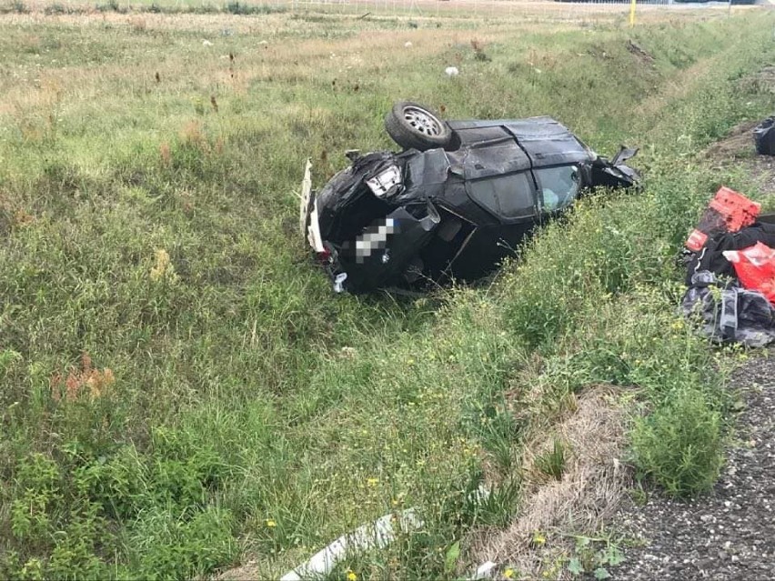 Poranny wypadek na A4 pod Legnicą. Samochód dachował, dwie osoby ranne [ZDJĘCIA]