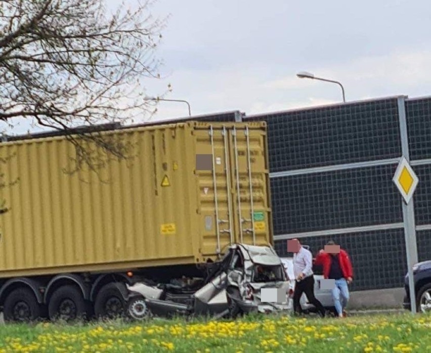 Dramatyczny wypadek koło Galerii Echo w Kielcach. Osobowa toyota została zmiażdżona między dwoma ciężarówkami [WIDEO, ZDJĘCIA]