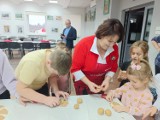 GOKiS Wielgomłyny. Pieczenie pierników z wójt gminy Bogumiłą Dyktyńską. ZDJĘCIA