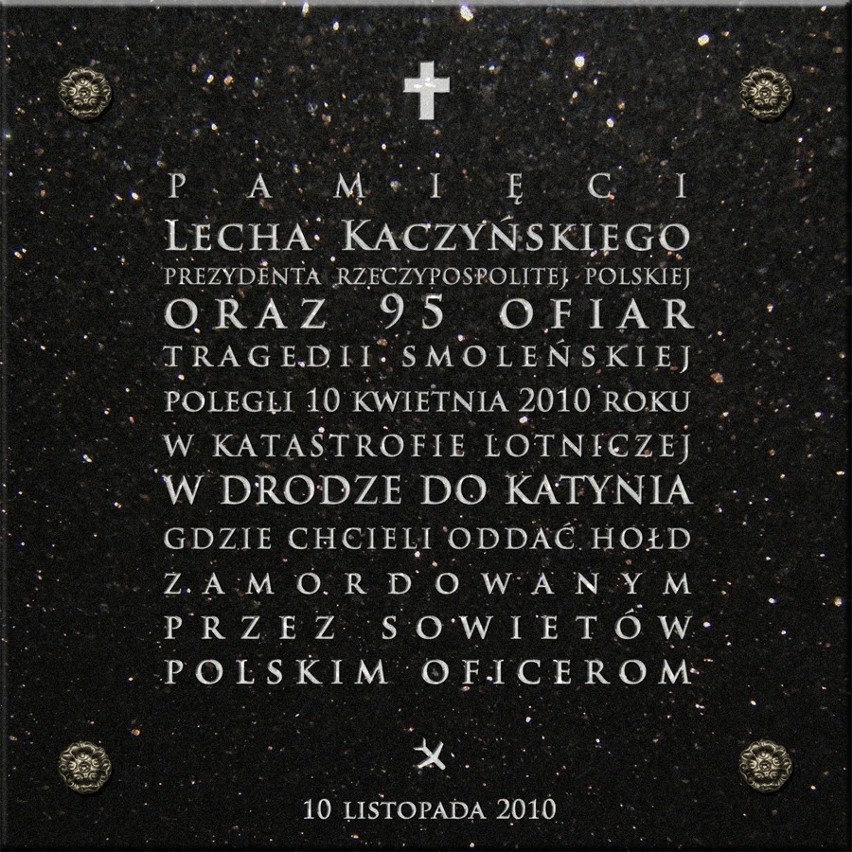 W Bielsku-Białej odsłonięto tablicę upamiętniająca Lecha Kaczyńskiego i 95 ofiar katastrofy