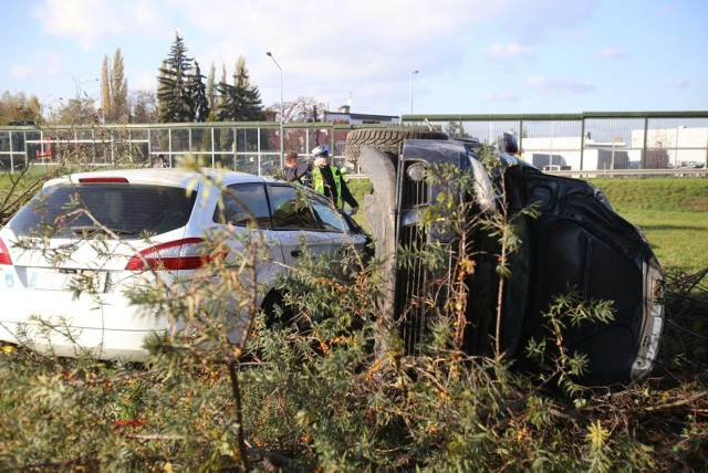 Dwa samochody przełamały barierki energochłonne i spadły z nasypu na zjeździe na autostradę A4 w Katowicach