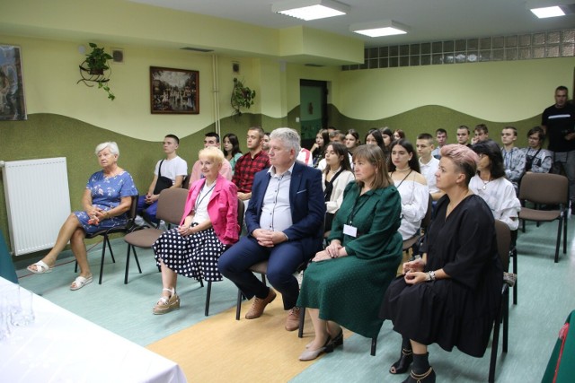 12 uczniów z Ukrainy biorących udział w projekcie "Młodzież ponad granicami" spotkało się w Ośrodku Szkolenia i Wychowania w Jędrzejowie z włodarzami miasta i powiatu. Więcej na kolejnych zdjęciach.