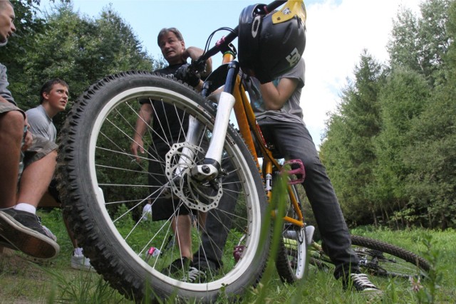 Długość leśnych dróg w Gdyni wynosi już obecnie 80 km, wraz z trasami ulicznymi jest to 130 km. Wszystkie one zostały opisane.