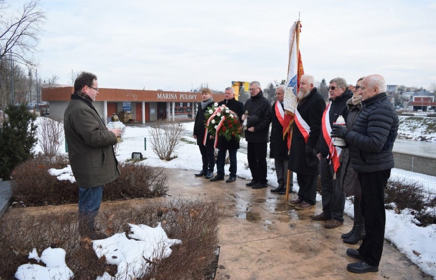 75. rocznica egzekucji na wale wiślanym w Puławach. Władze miasta złożyły wieńce (ZDJĘCIA)