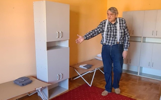 Mieczysław Szatanek pokazuje pomieszczenia dla uchodźców szykowane w budynku Delegatury przy ulicy Tetmajera 13 w Radomiu.