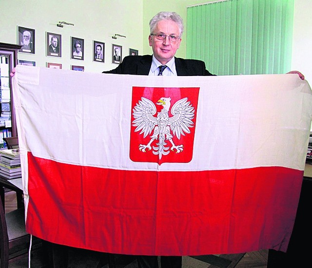 Bandera jest w znakomitym stanie - pokazuje dyr. Dymmel