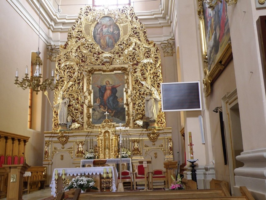 Nawa główna kościoła, w jego wnętrzu jest siedem ołtarzy