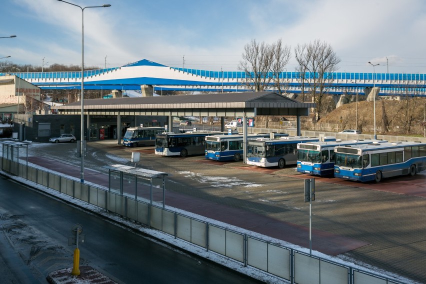 Kraków. Na terminalu przy Powstańców Wielkopolskich czekają tylko autobusy