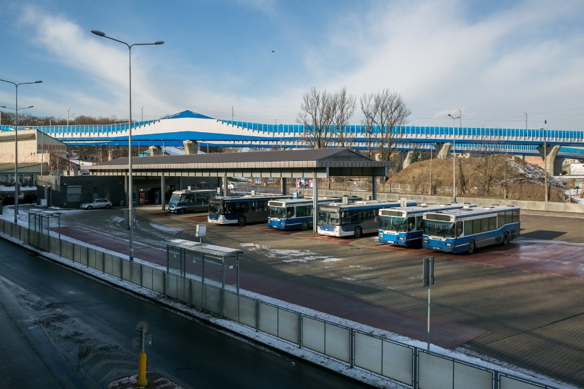 Kraków. Na terminalu przy Powstańców Wielkopolskich czekają tylko autobusy