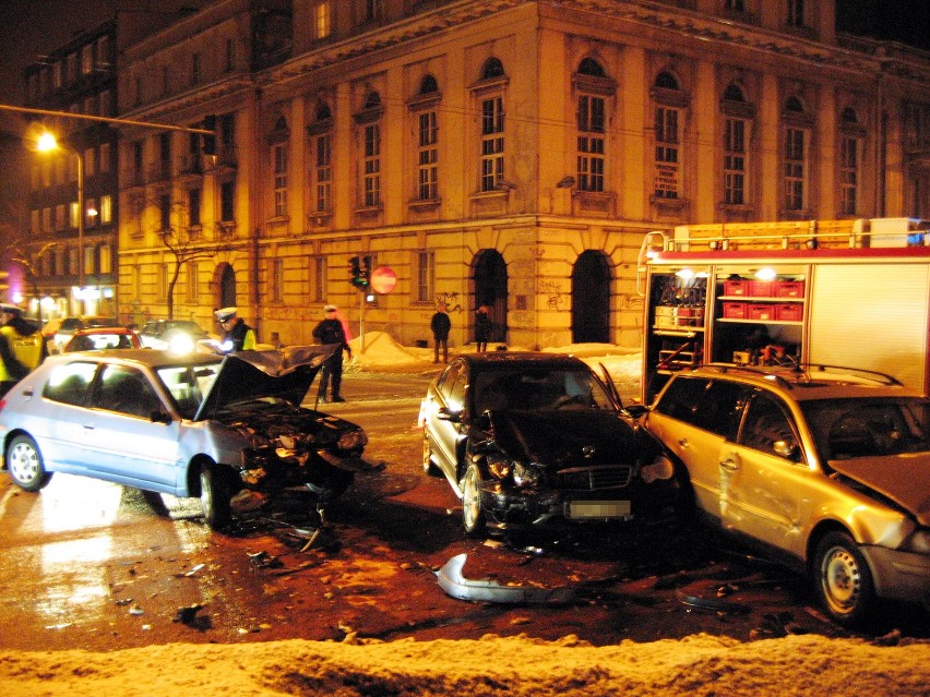 Według relacji świadków wypadek spowodował kierowca czarnego...