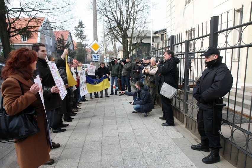 Demonstracja przed rosyjskim konsulatem w Gdańsku