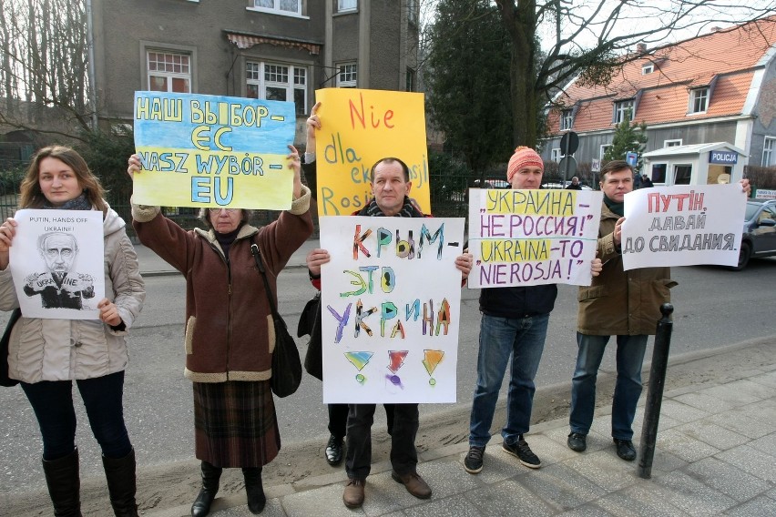 Demonstracja przed rosyjskim konsulatem w Gdańsku