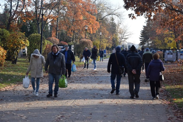 Na cmentarzu przy ul. Żwirowej pochowanych jest już kilkadziesiąt tysięcy osób.
