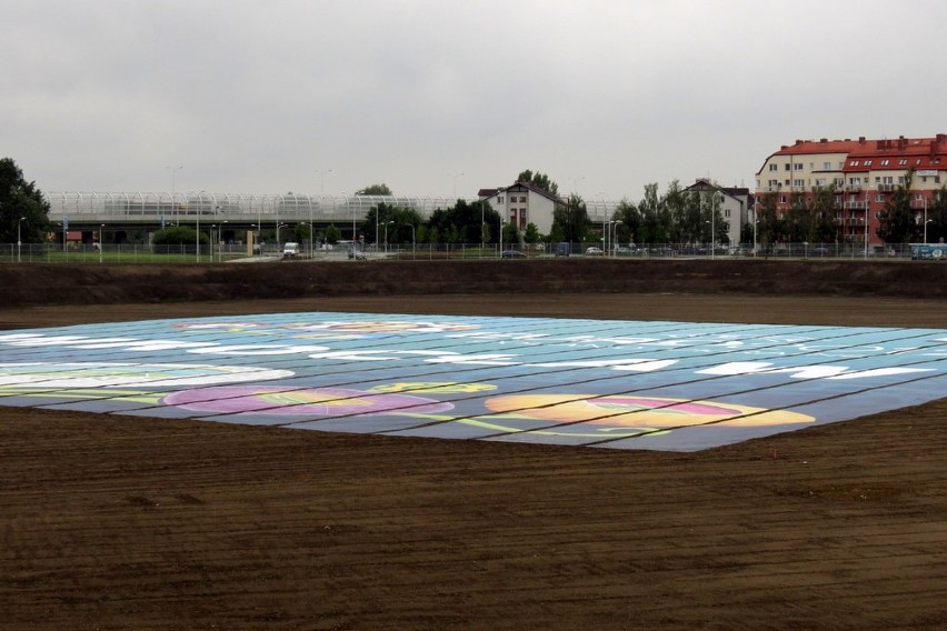 Wrocław: Zakrywają dziurę przy stadionie (ZOBACZ)