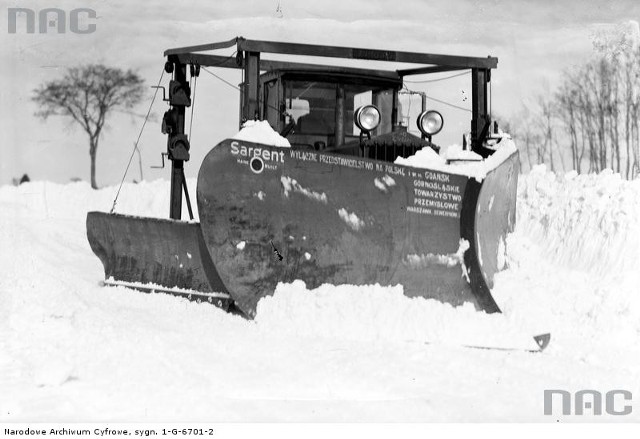 Pług śnieżny firmy Sargent podczas odśnieżania drogi. http://audiovis.nac.gov.pl/obraz/92616/fbb3091a1dfc128b2a4a99354126d47f/