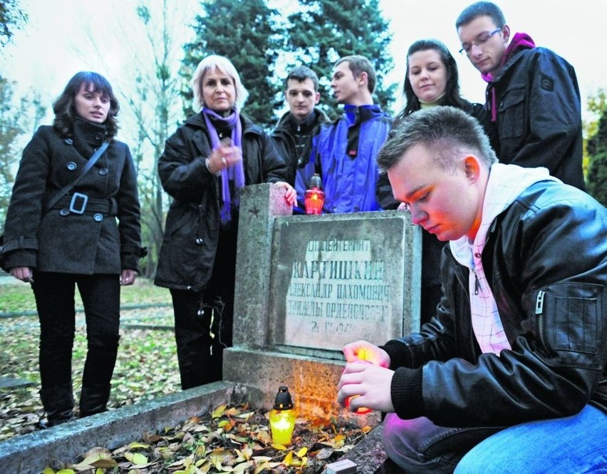 W ubiegłym roku cmentarz sprzątali studenci z Asesora. Teraz...