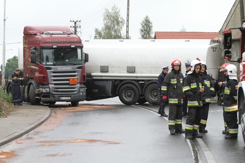 Cysterna blokuje drogę krajową nr 35 pod Wrocławiem (ZDJĘCIA)