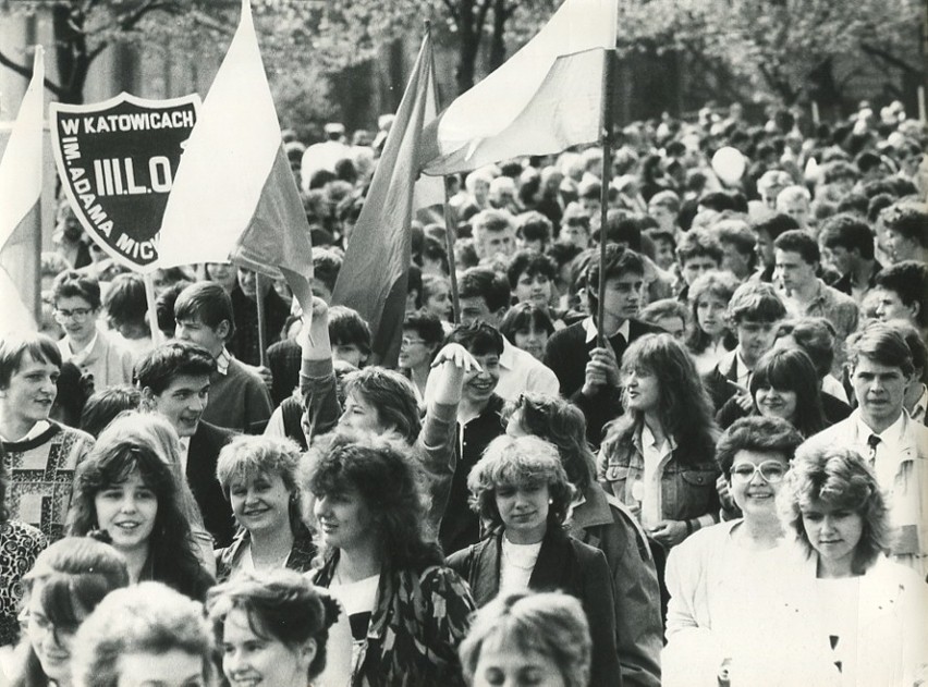 Czasem słońce, czasem deszcz. Pochody 1-majowe na archiwalnych zdjęciach