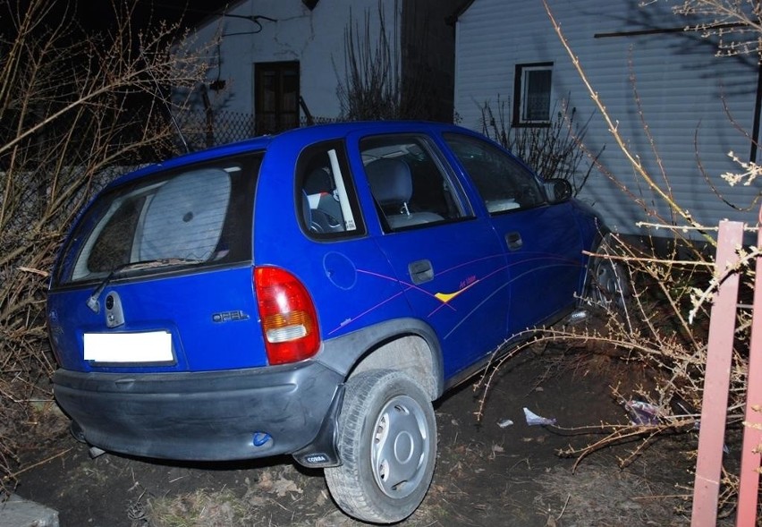 Krasnystaw: Opel rozwalił płot, kierowcy nie było (ZDJĘCIA)