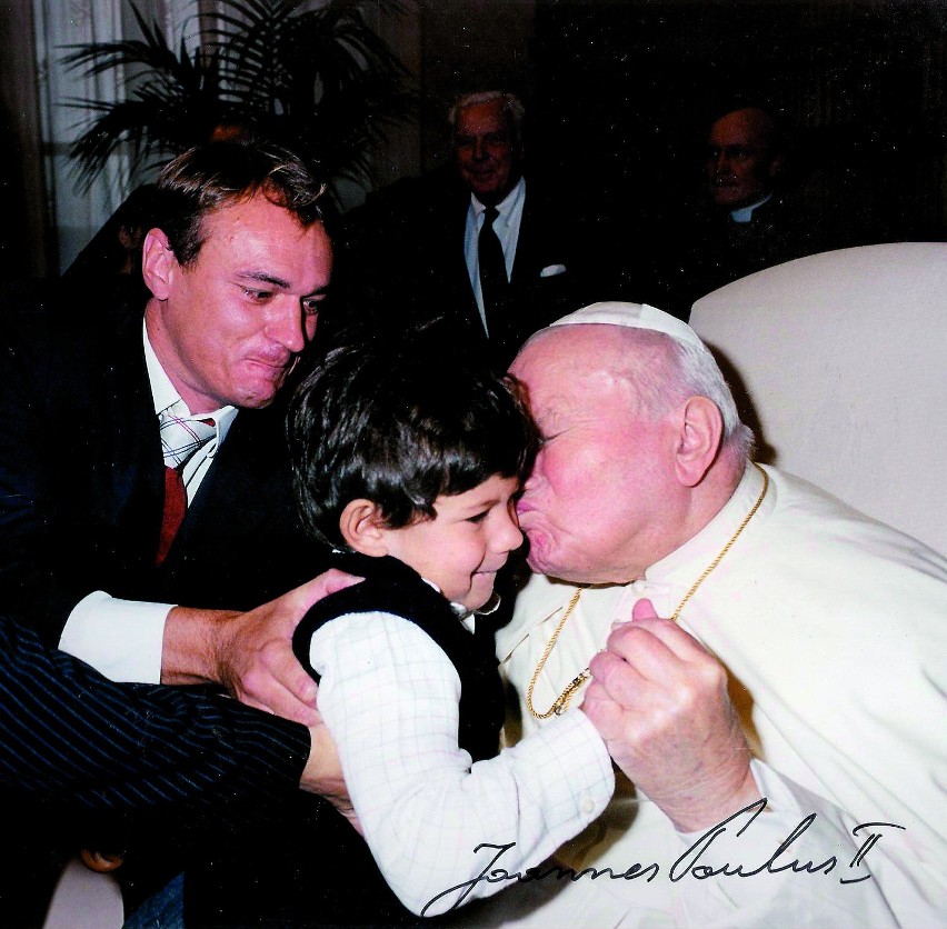 Jan Paweł II z autorem książki i jego synkiem