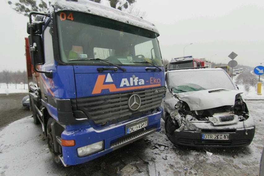 Wrocław: Wypadek na Granicznej. Dwie osoby ranne po zderzeniu ciężarówki i busa (ZDJĘCIA)