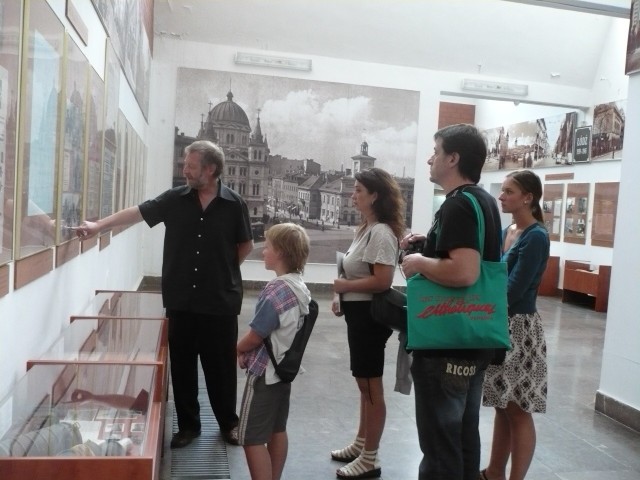 Rodzina Aleksandra Kuzniecowa podczas wizyty w łódzkim Muzeum Tradycji Niepodległościowych.