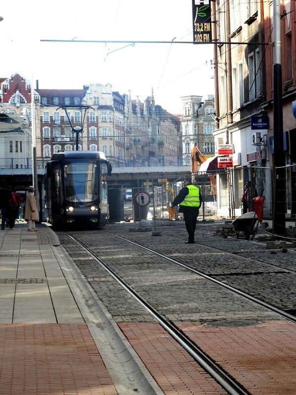 Katowice: Tramwaj nr 16 jeździ przez plac budowy, nowa trasą [ZDJĘCIA]