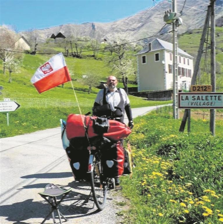 Leszek Hański w drodze do La Salette we francuskich Alpach