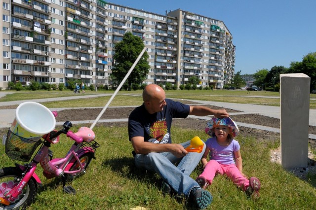 4-letnia Nikola Drozd z tatą Mariuszem przetestowali miejsce na piknik przy Jesiennej