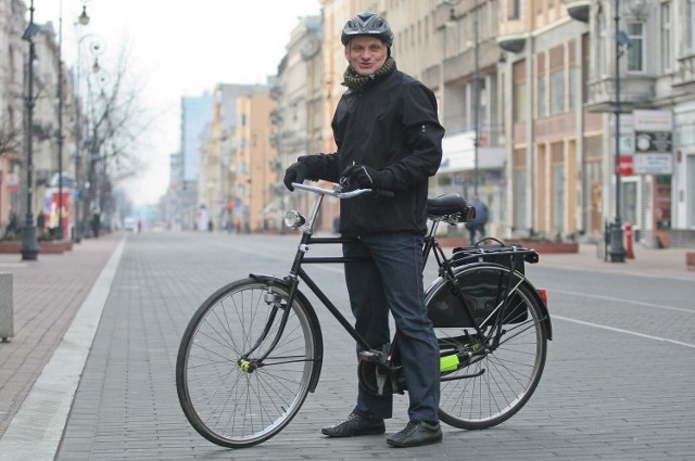 Radosław Stępień jeździ do pracy rowerem