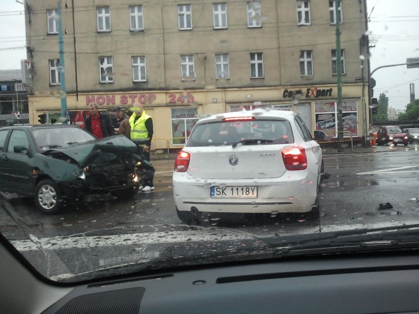 Wypadek na Warszawskiej w Katowicach. Wszystko przez jazdę na pamięć [ZDJĘCIA]